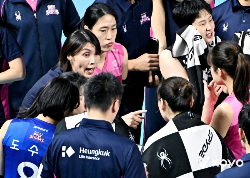 작전 지시하는 요시하라 흥국생명 감독 (출처=연합뉴스)