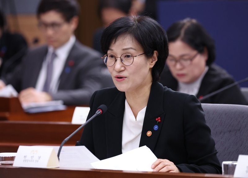 李대통령도 "비싸다" 생리대…"성평등부 비용지원 사업 이용률 낮아"