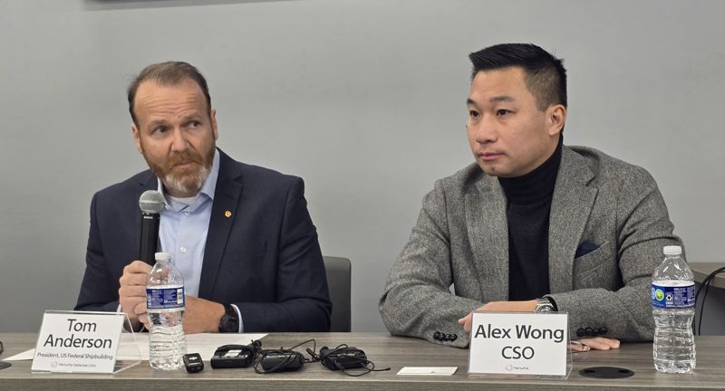 한화가 22일(현지시간) 미국 펜실베니아주 필리델피아에 위치한 한화필리조선소에서 한국 기자들을 대상으로 기자간담회를 가졌다. 톰 앤더슨 한화디펜스USA 조선사업부문 사장, 알렉스 윙 한화그룹 CSO(왼쪽부터)가 기자들의 질문에 답변을 하고 있다.