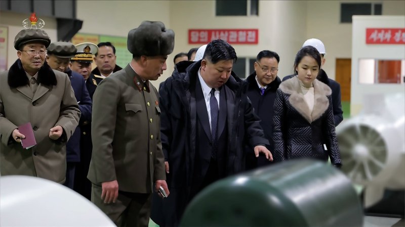 트럼프에 보낸 '北핵잠' 성탄 메시지..美본토 공격용 핵잠 공개 '파장'