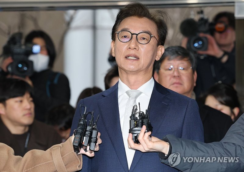 경찰청 출석하는 전재수 전 장관 (출처=연합뉴스)