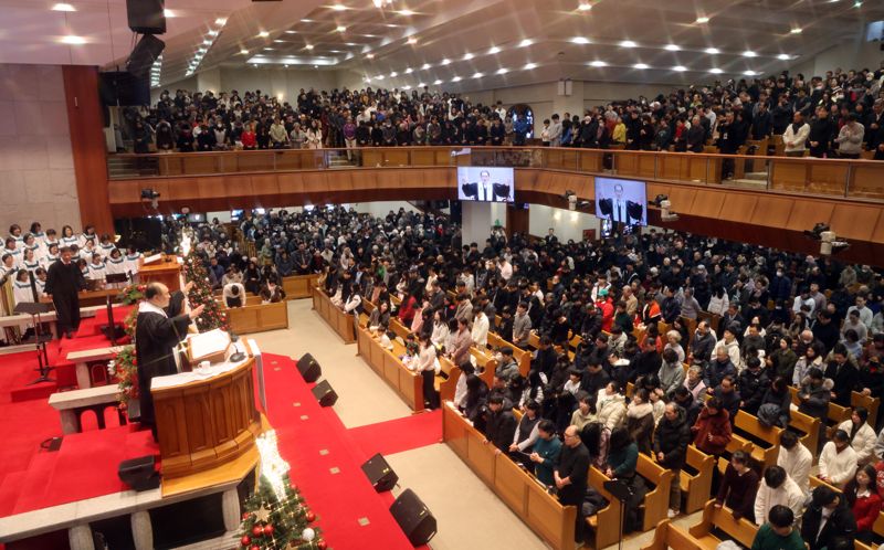 김운성 담임목사가 ‘평안과 구원의 크리스마스’란 제목으로 말씀을 전한 후 축도 하고 있다. 사진=박범준 기자