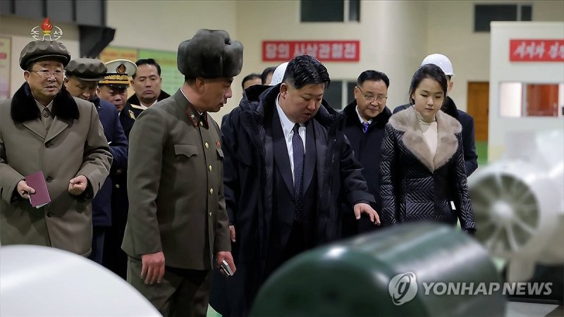 김정은, 딸 주애와 8천700t급 핵잠 건조 지도 (출처=연합뉴스)