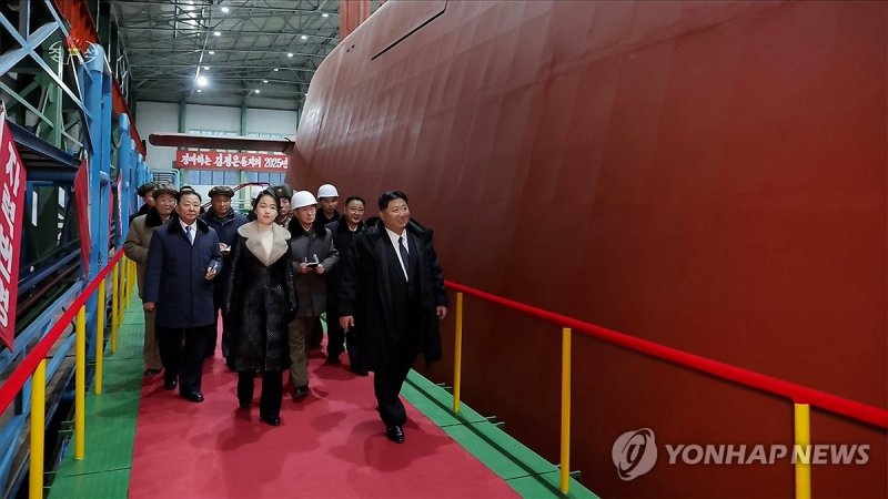김정은, 딸 주애와 8천700t급 핵잠 건조 지도 (출처=연합뉴스)