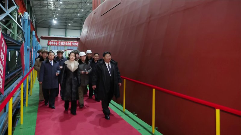 김정은 북한 국무위원장이 지난해 12월 24일 8700t급 핵동력전략유도탄잠수함 건조사업을 현지지도 했다고 조선중앙TV가 25일 보도했다. 조선중앙TV 캡처