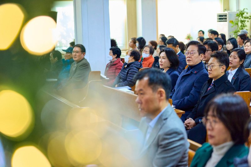 [서울=뉴시스] 최동준 기자 = 이재명 대통령과 김혜경 여사가 25일 인천 계양구 해인교회에서 열린 성탄예배에 참석해 있다. (사진=대통령실 제공) 2025.12.25. photo@newsis.com *재판매 및 DB 금지