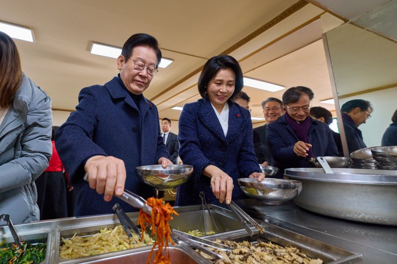 [서울=뉴시스] 최동준 기자 = 이재명 대통령과 김혜경 여사가 25일 인천 계양구 해인교회에서 열린 성탄예배를 마친 뒤 교회 식당에서 비빔밥 오찬을 위해 반찬을 담고 있다. (사진=대통령실 제공) 2025.12.25. photo@newsis.com *재판매 및 DB 금지