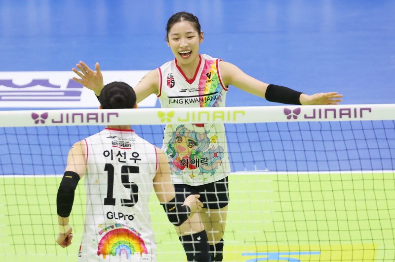 '예능 서사' 걷어낸 인쿠시의 민낯... 서브 집중타에 이대로 무너지나