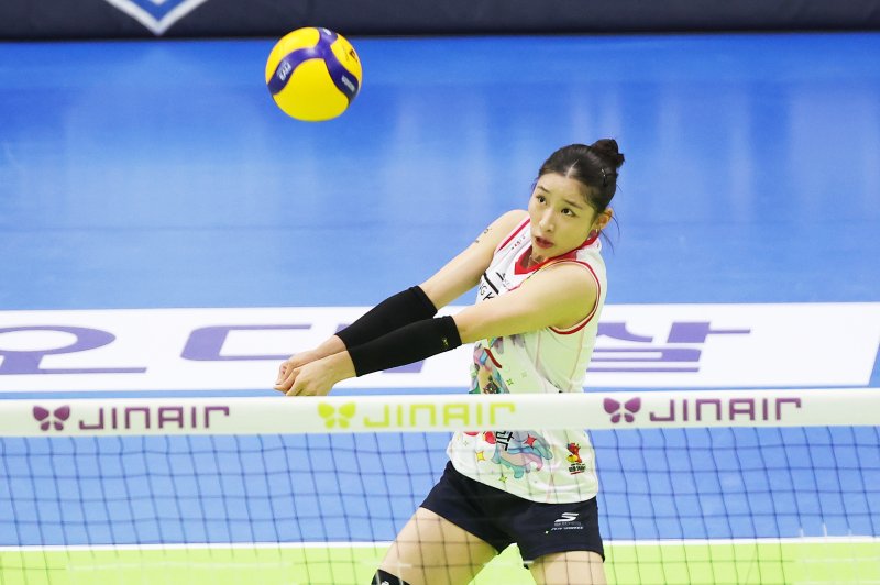 프로배구 V리그 여자부 현대건설 힐스테이트와 정관장 레드스파크스의 경기. 정관장 인쿠시가 리시브를 하고 있다.뉴시스