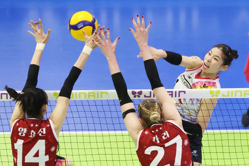 25일 경기도 수원실내체육관에서 열린 프로배구 V리그 여자부 현대건설 힐스테이트와 정관장 레드스파크스의 경기. 정관장 인쿠시가 공격하고 있다.뉴스1