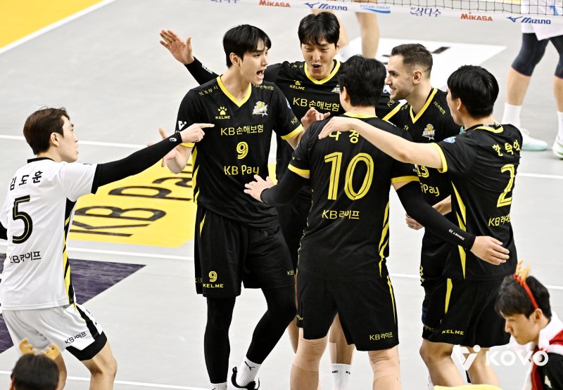 [서울=뉴시스] 남자 프로배구 KB손해보험 선수들이 25일 경기 의정부 경민대체육관에서 열린 진에어 2025~2026 V-리그 남자부 대한항공과의 경기에서 득점에 성공한 뒤 기뻐하고 있다. (사진=KOVO 제공) 2025.12.25.