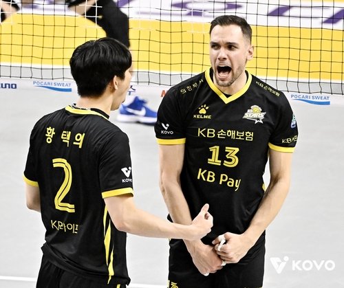 득점 후 기뻐하는 KB손해보험의 비예나(오른쪽) (출처=연합뉴스)