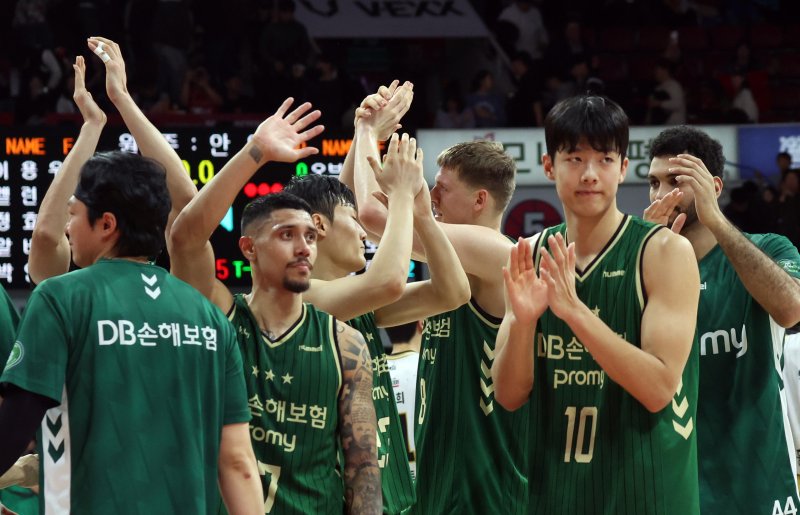 25일 오후 경기도 안양시 정관장아레나에서 열린 2025-2026 LG전자 프로농구 정규리그 안양 정관장과 원주 DB의 경기에서 69대 63으로 승리한 원주 DB 선수들이 하이파이브를 하고 있다. ⓒ News1 김명섭 기자