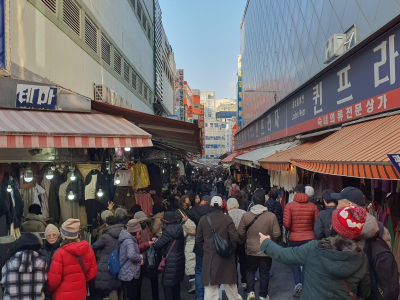 지난 24일 오후 3시께 서울 중구 남대문시장은 2만명이 넘는 인파가 모였다. 시장을 방문한 시민들과 관광객이 한데 뒤섞여 있다. 사진=최승한 기자