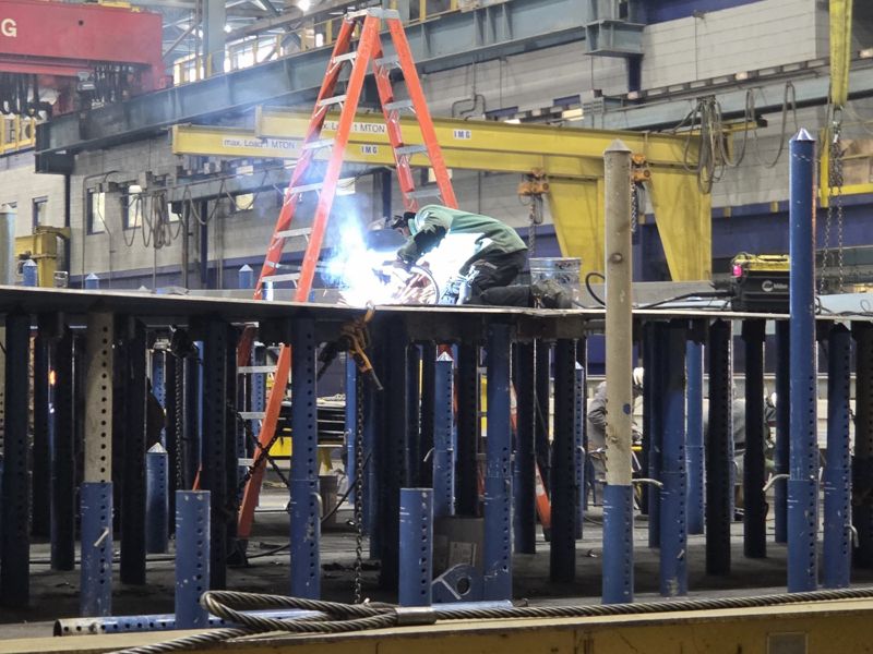 필리조선소에서 작업자가 작업을 하고 있다.