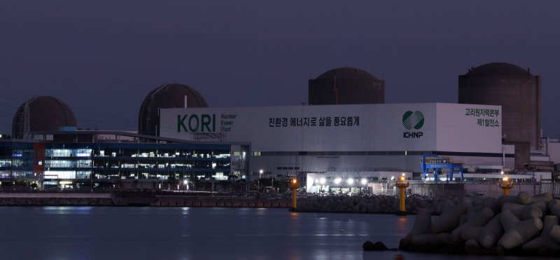 [부산=뉴시스] 하경민 기자 = 원자력안전위원회가 13일 고리원자력발전소 2호기 계속운전 허가를 승인했다. 이에 가동이 중지됐던 고리원전 2호기는 2033년 4월8일까지 다시 운전이 가능해졌으며, 원전 당국은 내년 2월 재가동을 위해 설비 개선에 착수한다. 이날 오후 부산 기장군의 한 마을에서 바라본 고리원전 2호기(오른쪽 두번째)와 영구 정지 8년 만인 지난 6월 해체가 결정된 고리원전 1호기(맨 오른쪽) 모습. 2025.11.13. yulnetphoto@newsis.com