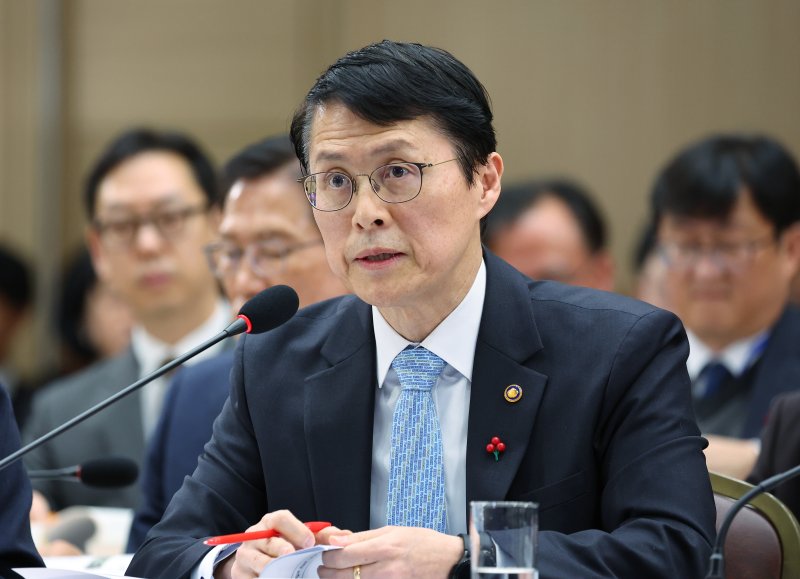 [세종=뉴시스] 최동준 기자 = 최원호 원자력안전위원회 위원장이 17일 세종시 정부세종컨벤션센터에서 원자력안전위원회 업무보고를 하고 있다. (대통령실통신사진기자단) 2025.12.17. photocdj@newsis.com