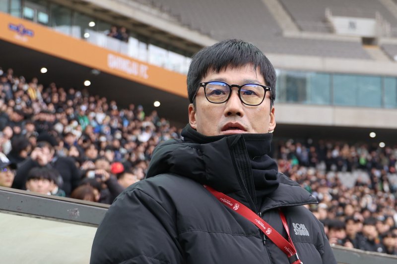 이정효 광주FC 감독이 지난 6일 오후 서울 마포구 서울월드컵경기장에서 열린 광주FC와 전북현대의 2025 하나은행 코리아컵 결승전에서 그라운드를 바라보고 있다.뉴시스