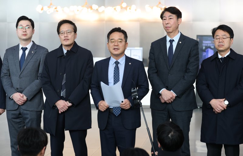 더불어민주당 을지로위원회 민병덕 위원장(가운데)과 소속 의원들이 24일 오후 3370만 건의 개인정보 유출사고가 발생한 서울 송파구 쿠팡 본사를 항의 방문해 입장을 밝히고 있다. 2025.12.24/뉴스1 ⓒ News1 오대일 기자