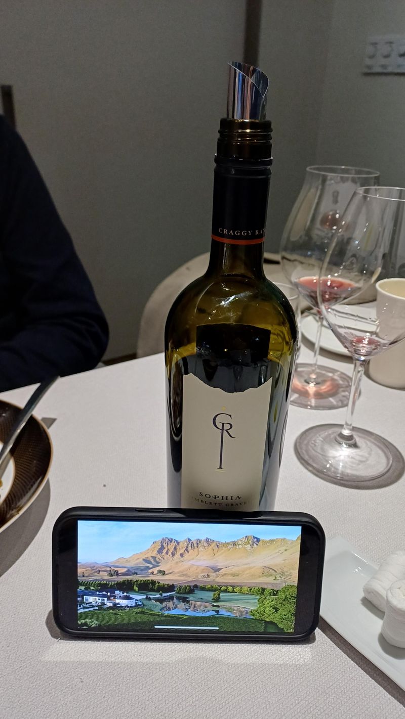 소피아 라벨의 상단은 높게 솟아난 혹스베이의 산맥을 닮았다.