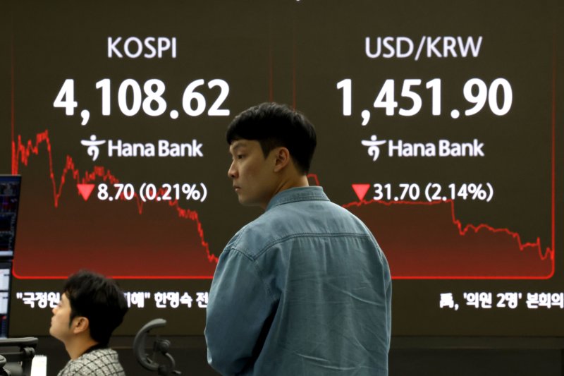 코스피 지수가 하락 마감한 24일 서울 중구 하나은행 본점 딜링룸 현황판에 전장보다 8.70포인트(0.21%) 하락한 4,108.62를 나타내고 있다. 이날 원/달러환율은 정부의 환율 대책과 당국의 구두 개입에 30원 넘게 급락했다. 2025.12.24/뉴스1 ⓒ News1 이광호 기자