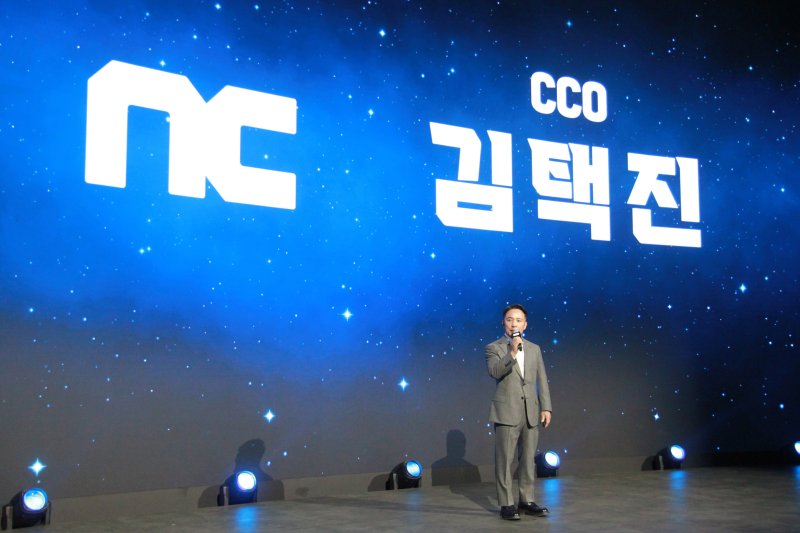 김택진 엔씨소프트 창업자 겸 최고창의력책임자(CCO)가 11월 13일 부산 벡스코 제1전시장에서 열린 엔씨소프트 지스타 오프닝 세션에서 기조연설을 하고 있다. 엔씨소프트는 올해 처음으로 지스타 메인 스폰서를 맡았다.2025.11.13/뉴스1 ⓒ News1 김민재 기자