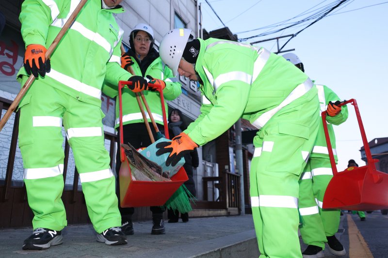 장동혁 국민의힘 대표가 26일 서울 도봉구 일대에서 쓰레기를 정리하고 있다. 2025.12.26/뉴스1 ⓒ News1 신웅수 기자