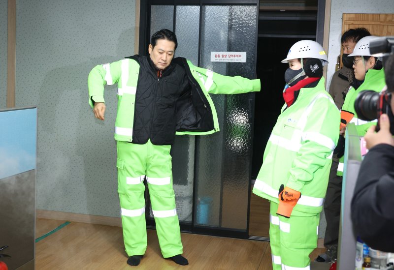 장동혁 국민의힘 대표가 26일 서울 도봉구 자원순환센터에서 봉사활동에 들어가기 전 장비를 착용하고 있다. 2025.12.26/뉴스1 ⓒ News1 신웅수 기자