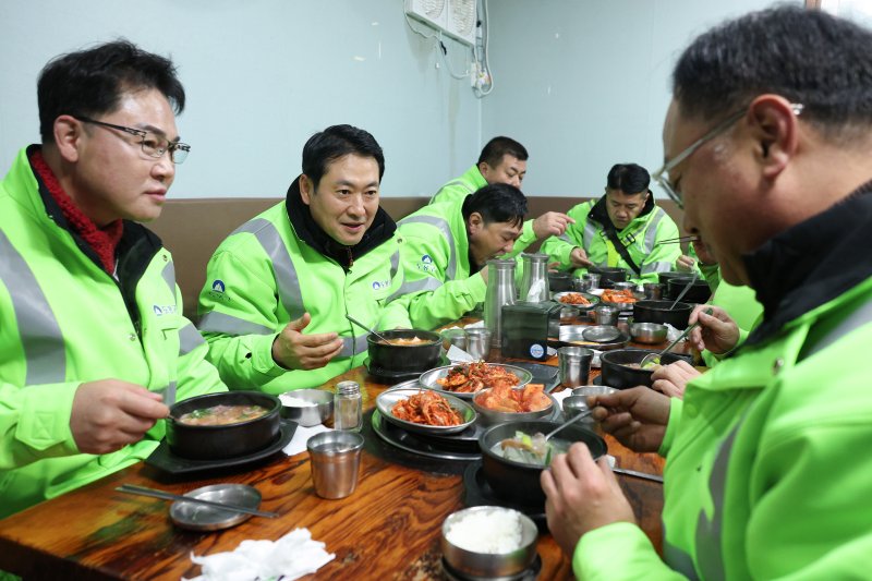 장동혁 국민의힘 대표가 26일 서울 도봉구 일대 청소 봉사활동을 마친 후 환경공무관들과 오찬 간담회를 하고 있다. 2025.12.26/뉴스1 ⓒ News1 신웅수 기자