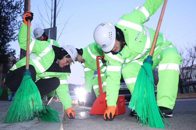 장동혁 국민의힘 대표가 26일 서울 도봉구 일대에서 쓰레기를 정리하고 있다. 2025.12.26/뉴스1 ⓒ News1 신웅수 기자