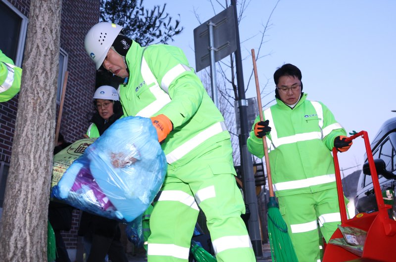 장동혁 국민의힘 대표가 26일 서울 도봉구 일대에서 쓰레기를 정리하고 있다. 2025.12.26/뉴스1 ⓒ News1 신웅수 기자