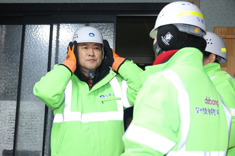 장동혁 국민의힘 대표가 26일 서울 도봉구 자원순환센터에서 봉사활동에 앞서 방한용품을 착용하고 있다. 2025.12.26/뉴스1 ⓒ News1 신웅수 기자