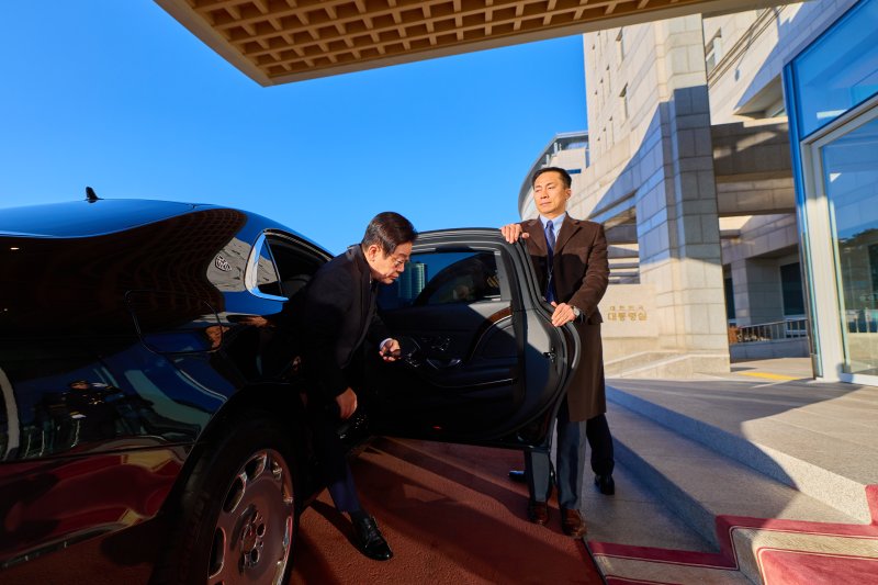 이재명 대통령이 26일 청와대 복귀를 앞두고 용산 대통령실로 마지막 출근을 하고 있다. 이재명 대통령은 29일부터 청와대로 출근한다. 대통령실 제공