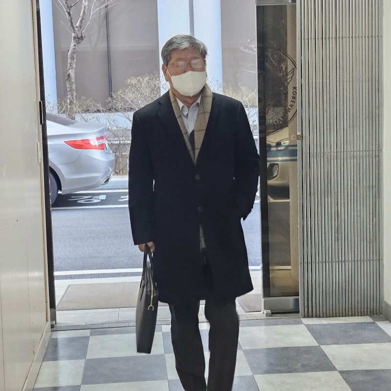 경찰 출석한 전재수 전 장관 측 이용구 변호사 (출처=연합뉴스)