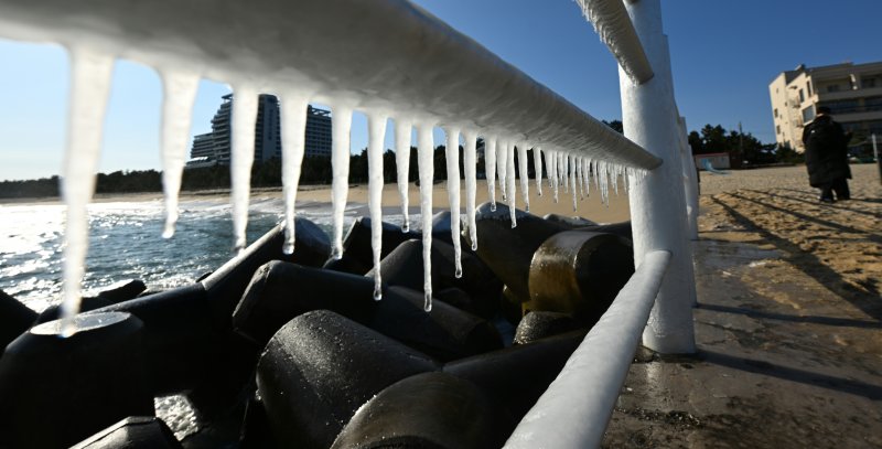 전국 대부분 지역에 한파특보가 내려친 26일 강원 강릉시 강문해변 방파제 난간에 고드름이 달려 있다. 연합뉴스