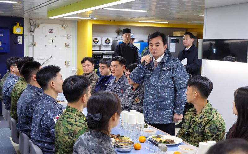 26일 해군특수전전단 소속 강화도함을 방문한 안규백 국방부장관이 오찬에 앞서 장병들을 격려하고 있다. 국방부 제공