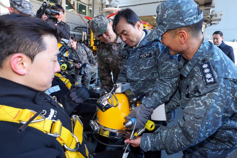 26일 해군특수전전단 UDT/SEAL 부대를 방문한 안규백 국방부장관이 특전요원들을 격려하고 있다. 국방부 제공