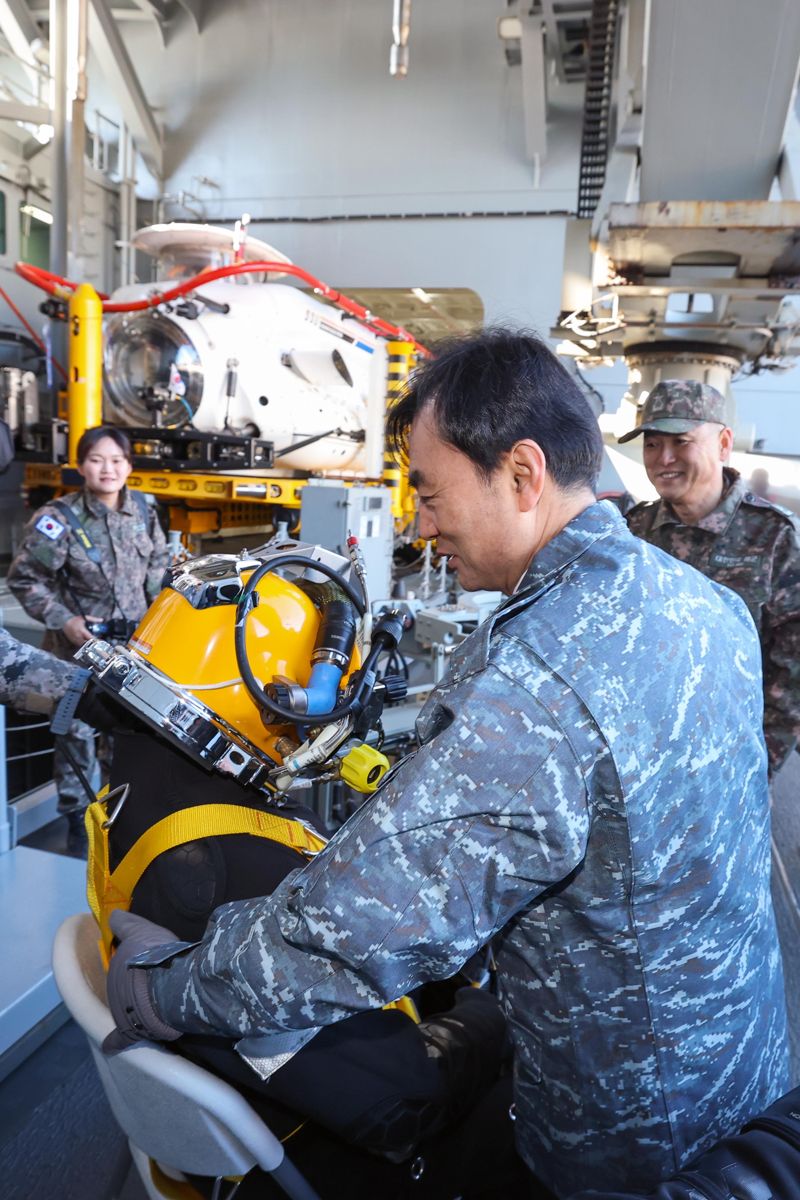 26일 해군특수전전단 소속 강화도함을 방문한 안규백 국방부장관이 SSU 대원의 구조장비를 확인하고 있다. 국방부 제공