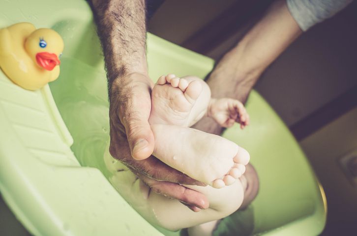 20개월 딸 안고 욕조 들어갔다가…잠깐 잠든 새 벌어진 ‘참변’