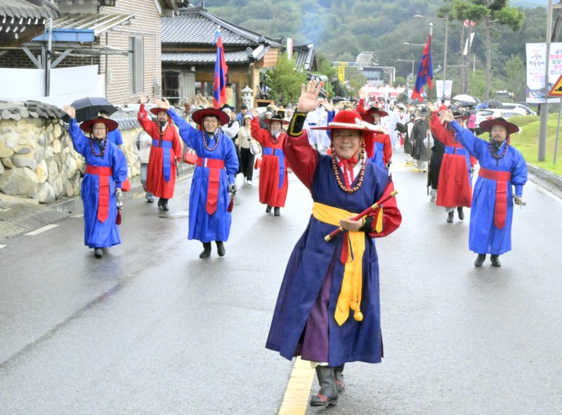 [순창=뉴시스] 김종효 기자 = '제20회 순창 장류축제' 개막 3일째인 19일 장류축제의 대표프로그램인 순창고추장 임금님 진상행렬 재연행사가 펼쳐졌다. 최영일 순창군수가 행렬의 선두를 이끌고 있다. (사진=순창군 제공) 2025.10.19. photo@newsis.com *재판매 및 DB 금지