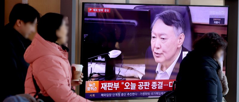 [서울=뉴시스] 김선웅 기자 = 26일 서울역 대합실에 설치된 TV에서 윤석열 전 대통령에 대한 체포 방해 및 국무위원 계엄 심의·의결권 침해 등 혐의 사건 결심공판 뉴스 영상이 송출되고 있다. 이날 결심 공판은 조은석 내란 특별검사팀이 윤 전 대통령을 기소한 4개의 내란 재판 중 처음으로 변론이 종결되고 특검의 구형이 나온다. 2025.12.26. mangusta@newsis.com