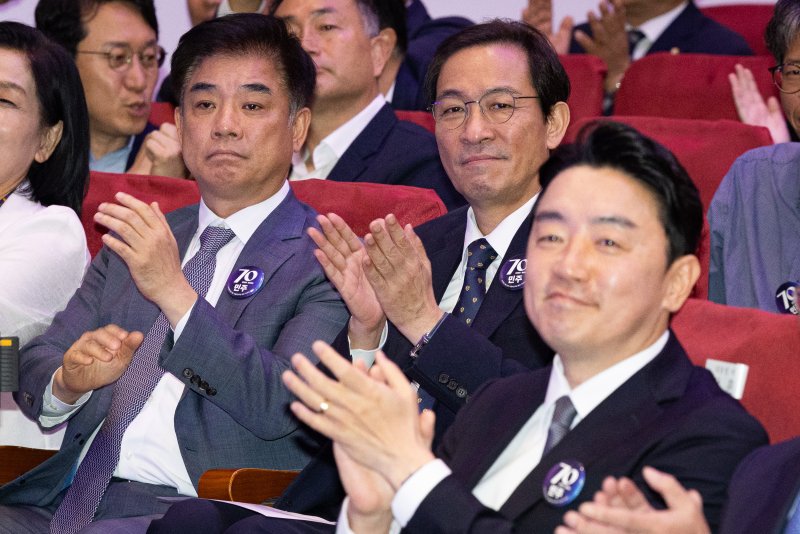 강훈식 대통령 비서실장(오른쪽부터)과 우상호 정무수석, 김병욱 정무비서관이 19일 서울 여의도 국회 의원회관에서 열린 더불어민주당 창당 70주년 기념식에 참석해 손뼉치고 있다. 2025.9.19/뉴스1 ⓒ News1 유승관 기자
