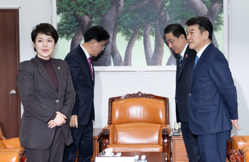 김병기 더불어민주당 원내대표와 송언석 국민의힘 원내대표가 지난 22일 서울 여의도 국회 운영위원장실에서 회동하고 있다. 2025.12.22/뉴스1 ⓒ News1 이승배 기자