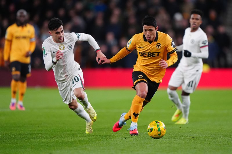 [울버햄튼=AP/뉴시스] 울버햄튼 원더러스의 황희찬이 29일(현지 시간) 영국 울버햄튼의 몰리뉴 스타디움에서 열린 2025-26 카라바오컵(EFL) 4라운드 첼시와 경기 종 공을 몰고 있다. 황희찬은 0-3으로 뒤지던 후반 3분 톨루 아로코다레의 만회 골에 도움을 기록했고, 울버햄튼은 3-4로 패해 8강에 오르지 못했다. 2025.10.30.