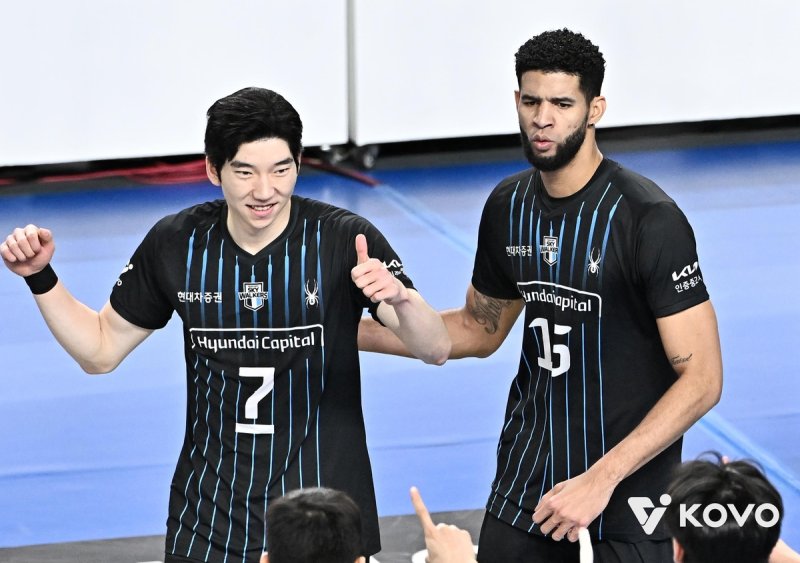 "트레이드 실패? 아직 아니야" 블랑 감독의 벼랑 끝 선택... 신호진을 '수비형 아포짓'으로 쓰다