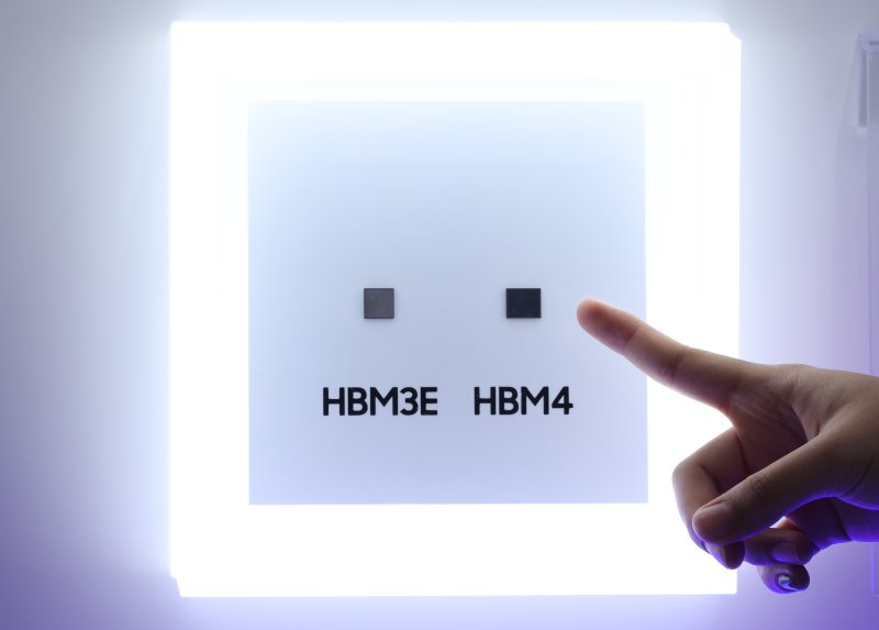 [서울=뉴시스] 황준선 기자 = 22일 서울 강남구 코엑스에서 개막한 제27회 반도체대전을 찾은 관람객이 삼성전자의 HBM4를 둘러보고 있다. 2025.10.22. hwang@newsis.com