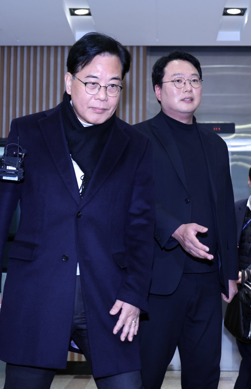 [서울=뉴시스] 김금보 기자 = 송언석 국민의힘 원내대표와 천하람 개혁신당 원내대표가 21일 서울 여의도 한 식당에서 '통일교 특검법 발의' 관련 비공개 회동 기자회견을 마친 뒤 이동하고 있다. 2025.12.21. kgb@newsis.com