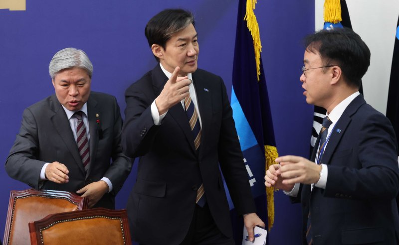 [서울=뉴시스] 조성봉 기자 = 조국 조국혁신당 대표가 22일 오전 서울 여의도 국회에서 최고위원회의를 마치고 당직자와 대화를 하고 있다. 2025.12.22. suncho21@newsis.com