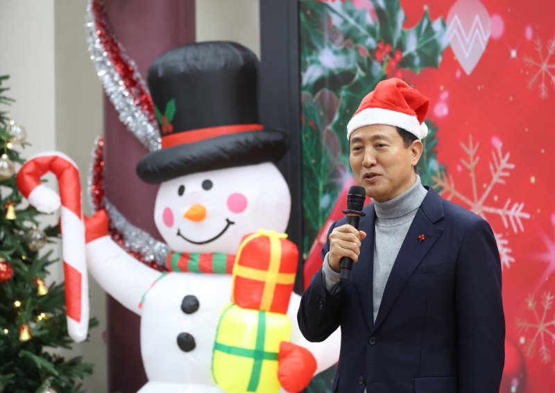 [서울=뉴시스] 김금보 기자 = 오세훈 서울시장이 22일 오후 서울 여의도 국회에서 열린 '국민의힘 서울특별시당, 사랑의 기부금 모금 전달식'에서 인사말을 하고 있다. 2025.12.22.kgb@newsis.com