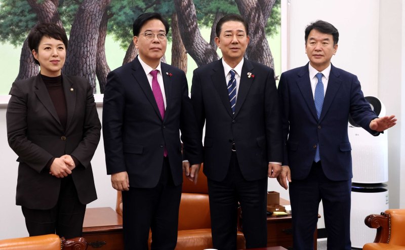 [서울=뉴시스] 조성봉 기자 = 김병기 더불어민주당 원내대표와 송언석 국민의힘 원내대표가 22일 오후 서울 여의도 국회에서 열린 '통일교 특검', '민생법안 처리' 등 현안 관련 원내대표회동에서 손을 잡고 취재진을 향해 포즈를 취하고 있다. 왼쪽부터 김은혜 국민의힘 원내정책수석부대표, 송 원내대표, 김 원내대표, 문진석 민주당 원내운영수석부대표. 2025.12.22. suncho21@newsis.com